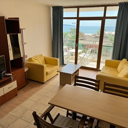 Spacious Beachfront - Kaya Апартаменти *