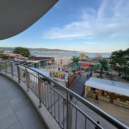 Апартаменти Spacious Beachfront - Kaya Сонячний Берег